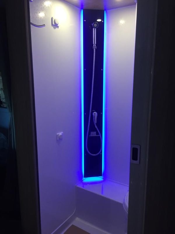 La douche derrière le panneau pivotant.jpeg